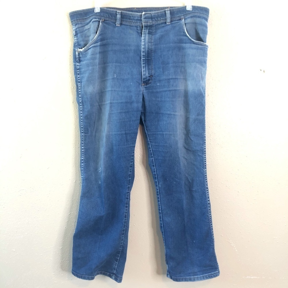 Wrangler Jeans Men's with minimal but intentional distressing 42 x 29